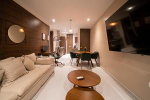 PENINSULA STAYS 2 BR Designer Apartment & 200 MB FAST WIFI New Listing!