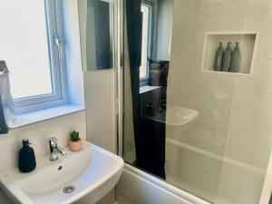 Spacious 4-Bed House Close to City Centre
