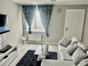 Spacious 4-Bed House Close to City Centre - 伍尔弗汉普顿