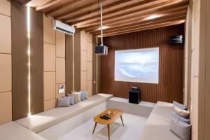 Beverly Hill Mountain City View Villa 8 bedrooms with a private heated swimming pool and a movie room