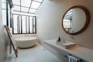 Beverly Hill Mountain City View Villa 8 bedrooms with a private heated swimming pool and a movie room