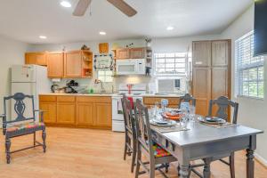 Cozy Galveston Apartment with Private Beach Pass!