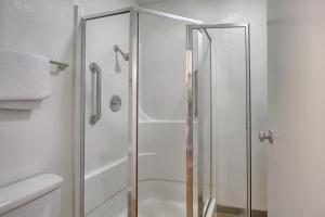 Queen Room - Disability Access - Roll in Shower room in Motel 6-New Cumberland PA - Harrisburg - Hershey South