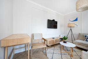 City Centre Boho Studio by BookingHost