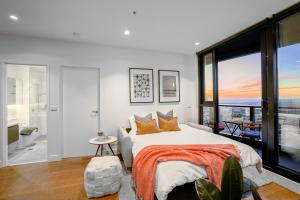 Highrise Skyline Spectacular View Luxury 2B2B1C