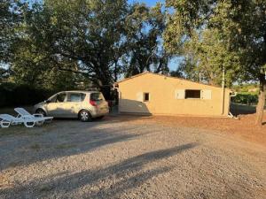 La maison sous les chenes