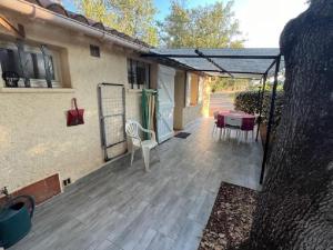 La maison sous les chenes