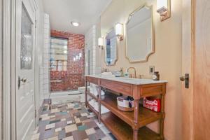 The Urban Oasis - 2 BR - Great Location