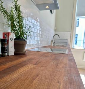 Classical 3 bedroom, 2 bath, minutes from Royal Palace, Main Shopping Street, Restaurants & Downtown