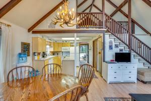 Hillside Hideaway Warm and Cozy Terrace Lakes Cabin