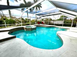 Wellington Pool House With Spa and Putting Green