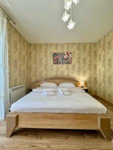 ApartPoltava НОВИЙ будинок, в самому ЦЕНТРІ 2-ОКРЕМІ кімнати, ПАНОРАМНИЙ БАЛКОН