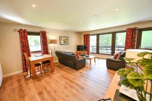 Bluebell Lodge 2 with Hot Tub