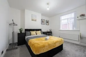 Spacious 5 bedroom house - Smithy Bridge