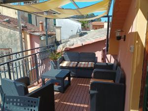 DELIZIOSO ATTICO CON AMPIO TERRAZZO e GARAGE A DUE PASSI DAL MARE e DALLE CINQUETERRE LT-0485