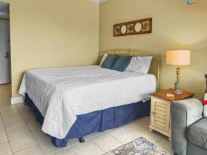 PB A115 -Cozy Poolside - Close to Beach and Attractions!