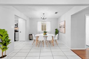 Pet Friendly - Q2 & Domain - King Bed - Pool Table