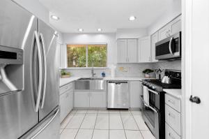 Pet Friendly - Q2 & Domain - King Bed - Pool Table