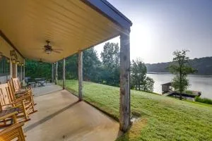 Quiet Lake Gladewater Getaway with Dock and Kayaks! - Rhonesboro