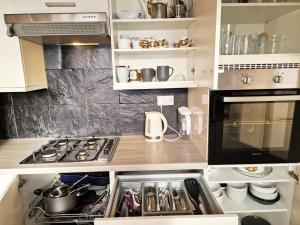 Contactors House 4-br 6-beds & Parking For 3 Vans