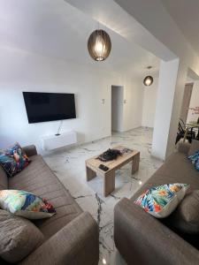 Parrots Paradise 100m From Finikoudes Beachfront