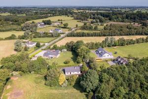 4 bedroom, 8 single beds, with free parking & wifi near new walkway