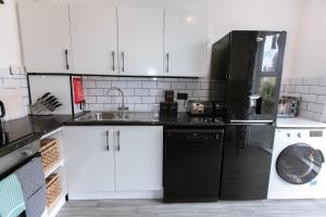Central Apt Sleeps 6, Parking, Smart TV, Garden, Contact For Discounted Prices