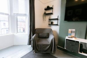 Central Apt Sleeps 6, Parking, Smart TV, Garden, Contact For Discounted Prices