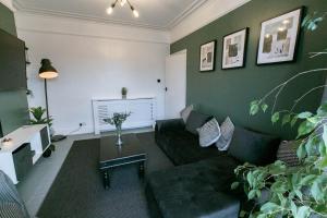 Central Apt Sleeps 6, Parking, Smart TV, Garden, Contact For Discounted Prices
