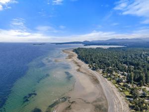 A Seaside Jacuzzi Escape in Parksville, BC, Canada