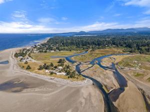 A Seaside Jacuzzi Escape in Parksville, BC, Canada