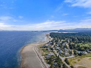 A Seaside Jacuzzi Escape in Parksville, BC, Canada