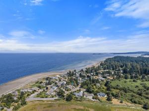 A Seaside Jacuzzi Escape in Parksville, BC, Canada