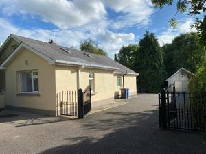 4 bedroom, 8 single beds, with free parking & wifi near new walkway