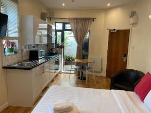 Lyall Apartment Hotel