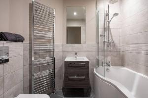 Modern 2BR with Balcony next to the City Airport BHD - Free Parking
