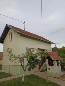 Kуђа на језеру