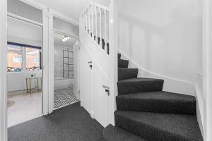 Central & Modern 1 Bed Apartment - 3min to Train Station & Sleeps 4 - The Holloway Suite - Mid-Long Term Stays
