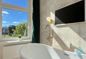 Seredino Relax Apartment- Romantic Escape with a Bathtub in the Bedroom, 5 Minutes to Gdańsk Old Town & Seaside