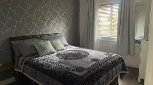 Cosy Double Room with Private Bathroom & Driveway Parking - Wibsey