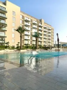 Elegant 3 BR APT footsteps from a mall & a beach - Rayyā