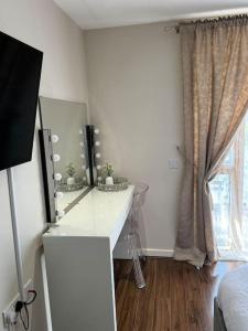Modern & stylish 1 bedroom apartment, sleeps 4, London