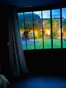 Sejours chez l'habitant Villa du lac : Chambre Double - Vue sur Piscine