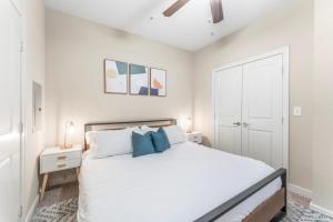 Prime SoCo King Bed 1BR & 2BR Suites w Gym, Pickleball, Laundry