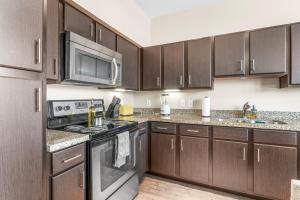 Prime SoCo King Bed 1BR & 2BR Suites w Gym, Pickleball, Laundry