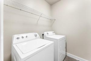 Prime SoCo King Bed 1BR & 2BR Suites w Gym, Pickleball, Laundry