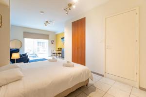 Charming studio with reading nook & city view