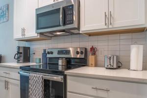 Beautiful RiverWalk Apt with Full Amenities, King Bed & Free Parking