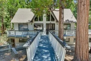 Charming Lake Arrowhead Cabin with Deck and Game Room! - Blue Jay