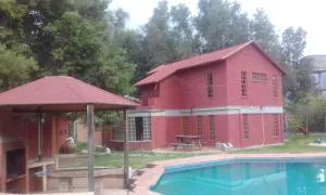 Hermosa Cabaña con piscina, sauna, parrillero y areas verdes - Colcapirua